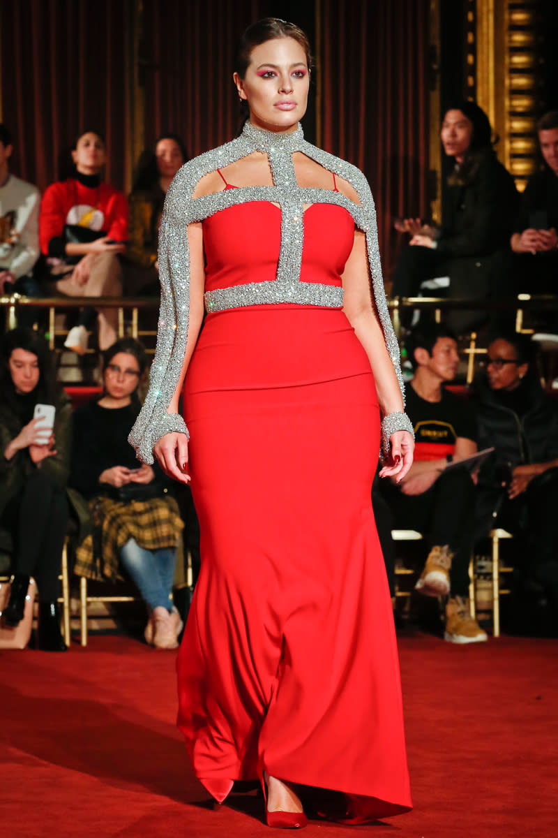 <p>Lady in Red: Ein echter Hingucker auf der New York Fashion Week war Ashley Graham in der Show von Christian Siriano. Das rote Kleid mit silbernen Akzenten setzte die Kurven des Plus-Size-Models gekonnt in Szene. (Bild-Copyright: Bebeto Matthews/AP Photo) </p>