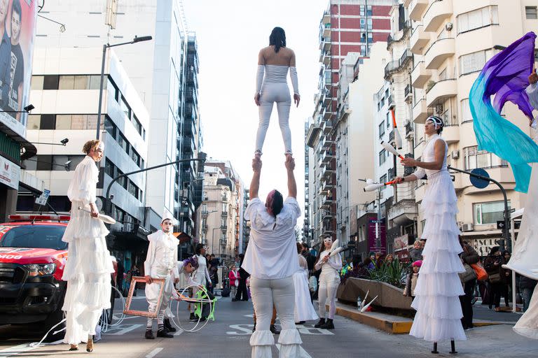 La avenida Corrientes festejó la esperada, como postergada tantas veces, retorno a la actividad de esta sala que depende del Complejo Teatral