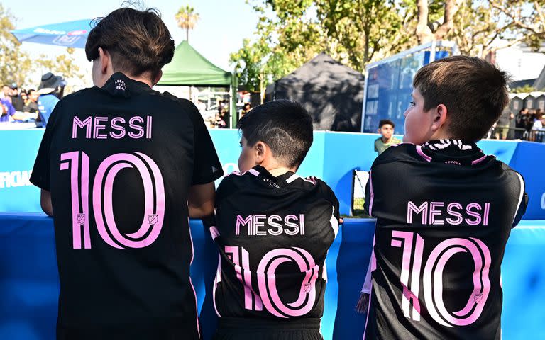 Los chicos quieren tener una camiseta de Messi. (Photo by Frederic J. Brown / AFP)