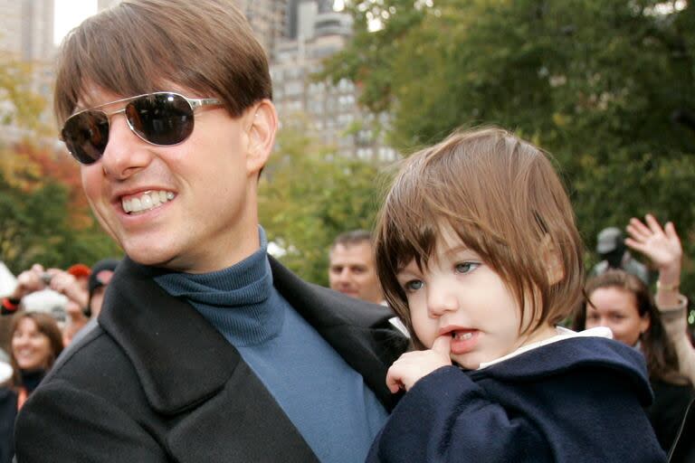 Tom Cruise y su hija Suri en una imagen de 2007, cuando el actor estaba casado con Katie Holmes; desde 2013 que al protagonista de Top Gun no se lo ve públicamente con la joven, hoy de 18 años