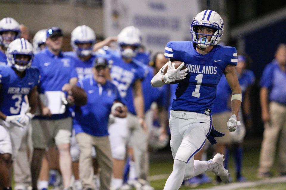 Highlands' Charlie Noon (1) runs during a KHSAA high school football game against the Simon Kenton Pioneers at Highlands High School Friday, Aug. 26, 2022.