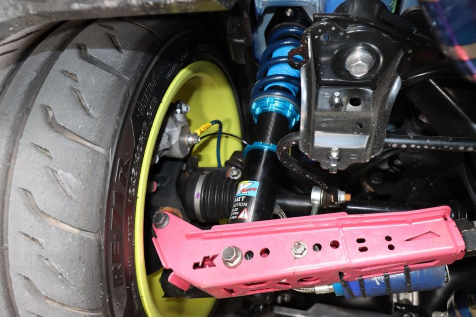 後輪目前已裝上了專用的後仰角調整器、後束角調整器，搭配JK Racing SS2 2Way外掛氮氣瓶避震器，提供更好的後輪操控極限設定。