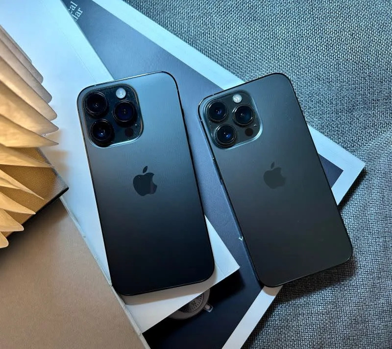 ▲由於iPhone 14還是使用上一代晶片，不少消費者寧可省錢買舊機iPhone 13 Pro，或是乾脆多花點錢直上iPhone 14 Pro。（圖／記者周淑萍攝）