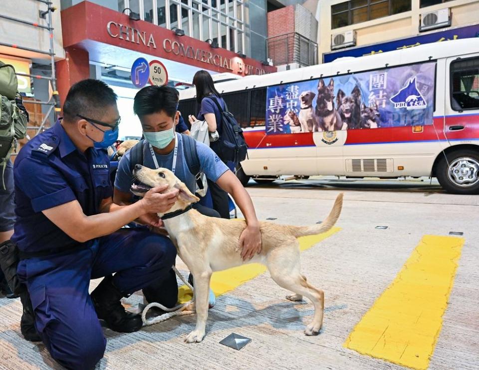 警犬隊人員向參加者介紹其工作。