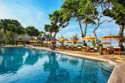 Oberoi Resort的室外游泳池一旁就是壯麗印度洋 PHOTO CREDIT: The Oberoi Beach Resort, Bali