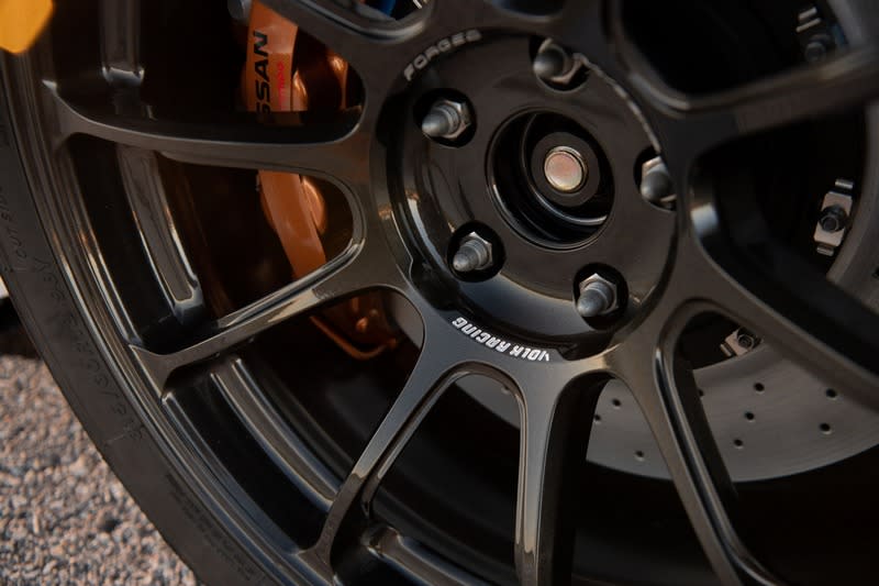 輪圈為RAYS製品，輪胎規格則為315/30 R18。