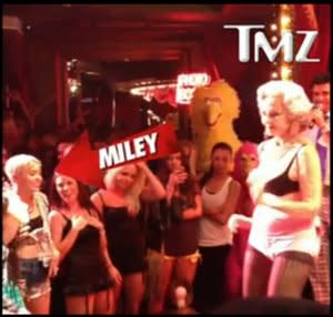 Miley Cyrus en club de stripper octogenaria via TMZ