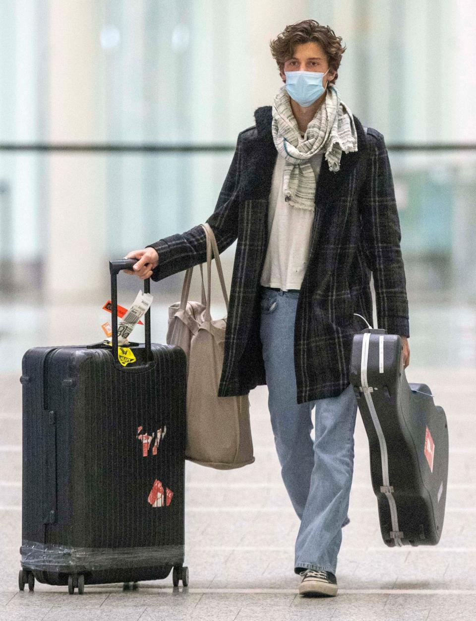 <p>Shawn Mendes makes his way through the Toronto airport with his luggage and guitar on Dec. 2. </p>