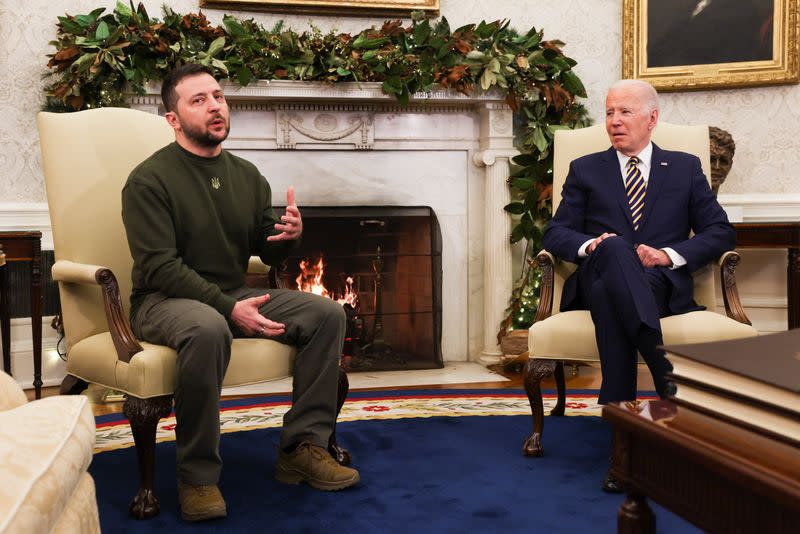 El presidente de Estados Unidos, Joe Biden, se reúne con el presidente de Ucrania, Volodímir Zelenski, en el Despacho Oval de la Casa Blanca en Washington