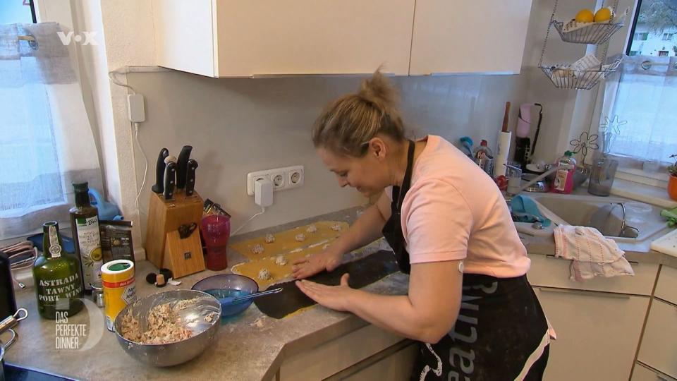 Alex setzt bei den Teigtaschen voll auf ihre handwerklichen Fähigkeiten.
 (Bild: RTL)