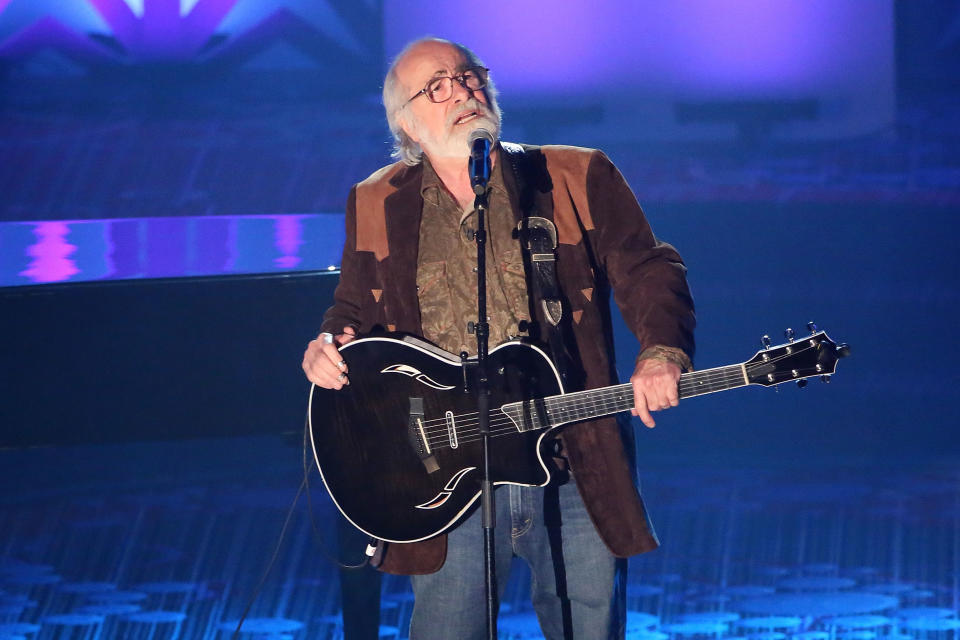 NEW YORK, NY - JUNE 18:  Grateful Dead lyricist Robert Hunter performs "Ripple" and "Boys in the Barroom" during the Songwriters Hall Of Fame 46th Annual Induction And Awards at Marriott Marquis Hotel on June 18, 2015 in New York City.  (Photo by Taylor Hill/WireImage)