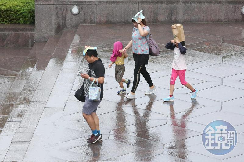 氣象局發布大雨特報，8縣市嚴防午後雷陣雨。（資料照）