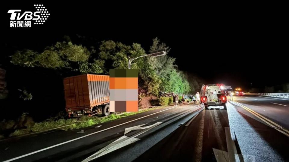 曳引車失控衝往對向後自撞山壁。（圖／TVBS）