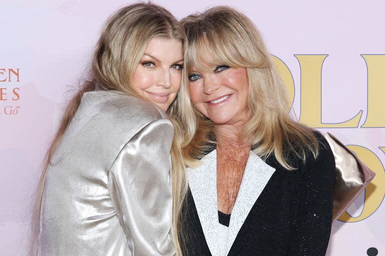 Fergie fue una de las invitadas especiales al aniversario de la fundación de Goldie Hawn y no dudó en posar muy divertida y amorosa para las cámaras con la protagonista absoluta del evento