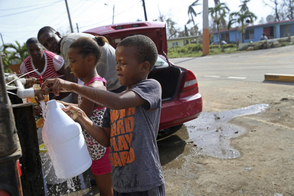 <p>Los niños ayudan a sus padres a cargar agua potable en los puntos de distribución. La ayuda federal está llegando a cuentagotas para intentar detener una crisis humanitaria en localidades que han quedado sin agua, combustible, electricidad o servicio telefónico. (AP Photo/Gerald Herbert) </p>