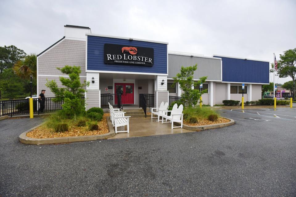 Red Lobster employees arrive to clean out the abruptly closed restaurant at 7820 Baymeadows Road on Tuesday morning, one of three to shutter Monday in Jacksonville. Dozes across the country also closed.