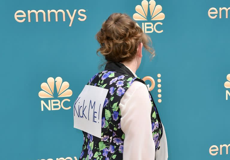 Emily Heller con el particular cartel que portó en la alfombra roja de los Premios Emmy