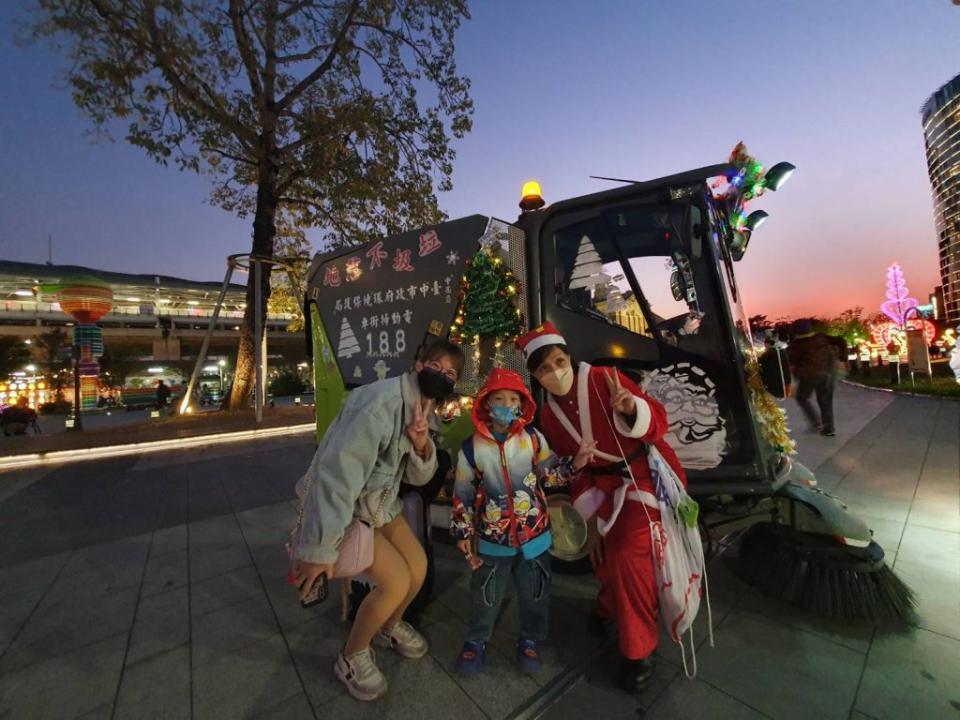 結合耶誕樹、耶誕花圈、耶誕老人、耶誕美魔女等元素，將垃圾車及資源回收車妝點成耶誕圖樣。（記者徐義雄攝）