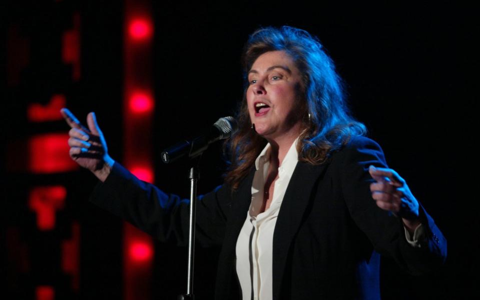 Schon bald blieben bei Laura Branigan die großen Erfolge aus. In den 90er-Jahren zog sie sich aus dem Musikbusiness zurück, um sich um ihren an Darmkrebs erkrankten Ehemann zu kümmern, der 1996 starb. Ihre letzten Auftritte absolvierte sie 2002 (Bild), zwei Jahre später starb sie unerwartet im Alter von nur 52 Jahren an einer Hirnblutung. (Bild: Scott Gries/Getty Images)