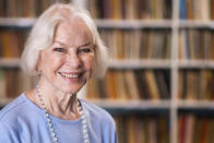 ARCHIVO - Ellen Burstyn posa en la Biblioteca Paul Newman en el Actors Studio en Nueva York, el 28 de septiembre de 2019. Burstyn interpreta a una mujer obligada a pasar un tiempo en un hogar para ancianos en la película de próximo estreno "Queen Bees". (Foto por Charles Sykes/Invision/AP, Archivo)