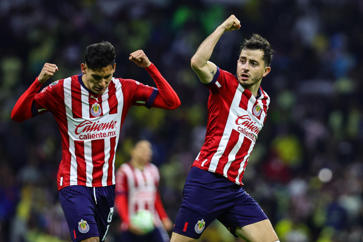 Alan Mozo festejando su gol al América, con el que Chivas empató el global de las Semifinales y se abrió paso para remontar la serie. (Manuel Velasquez/Getty Images)