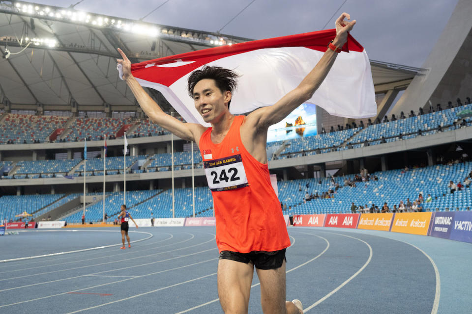 Singapore's Soh Rui Yong celebrates earning a silver medal in the men's 10,000m event. (PHOTO: SNOC/Lim Weixiang)