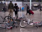 Vom Sturm umgeworfene Fahrräder liegen auf dem Bahnhofsplatz in Köln. Foto: Marius Becker