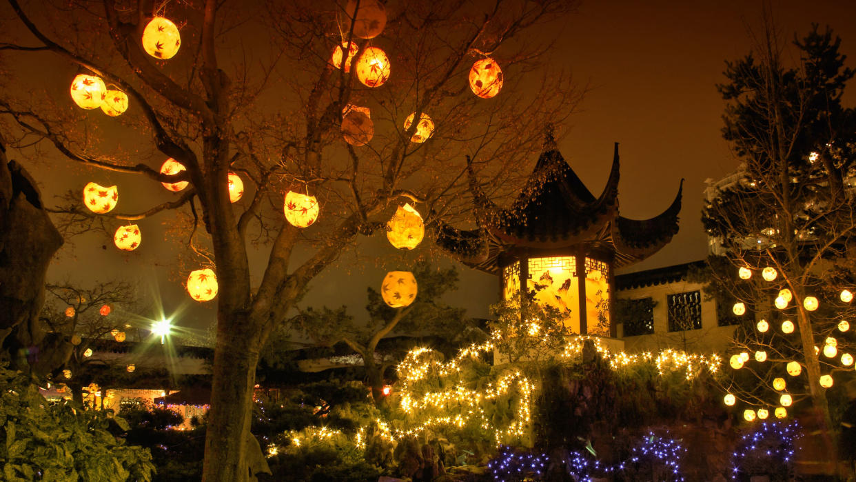 Chinese garden, lanterns