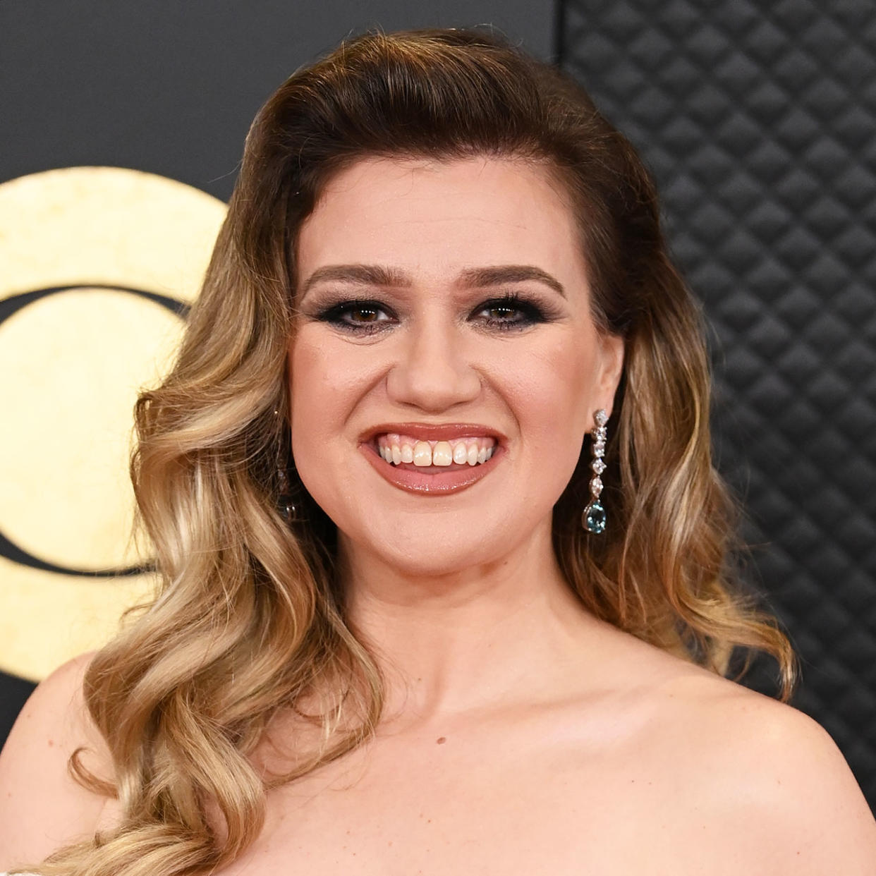 Kelly Clarkson Shows Off Her Weight Loss On The Grammys Red Carpet In A