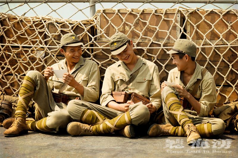 黃冠智（左起）、吳翰林、朱宥丞在《聽海湧》飾演「台籍戰俘監視員」三兄弟。（圖／Hami Video提供）