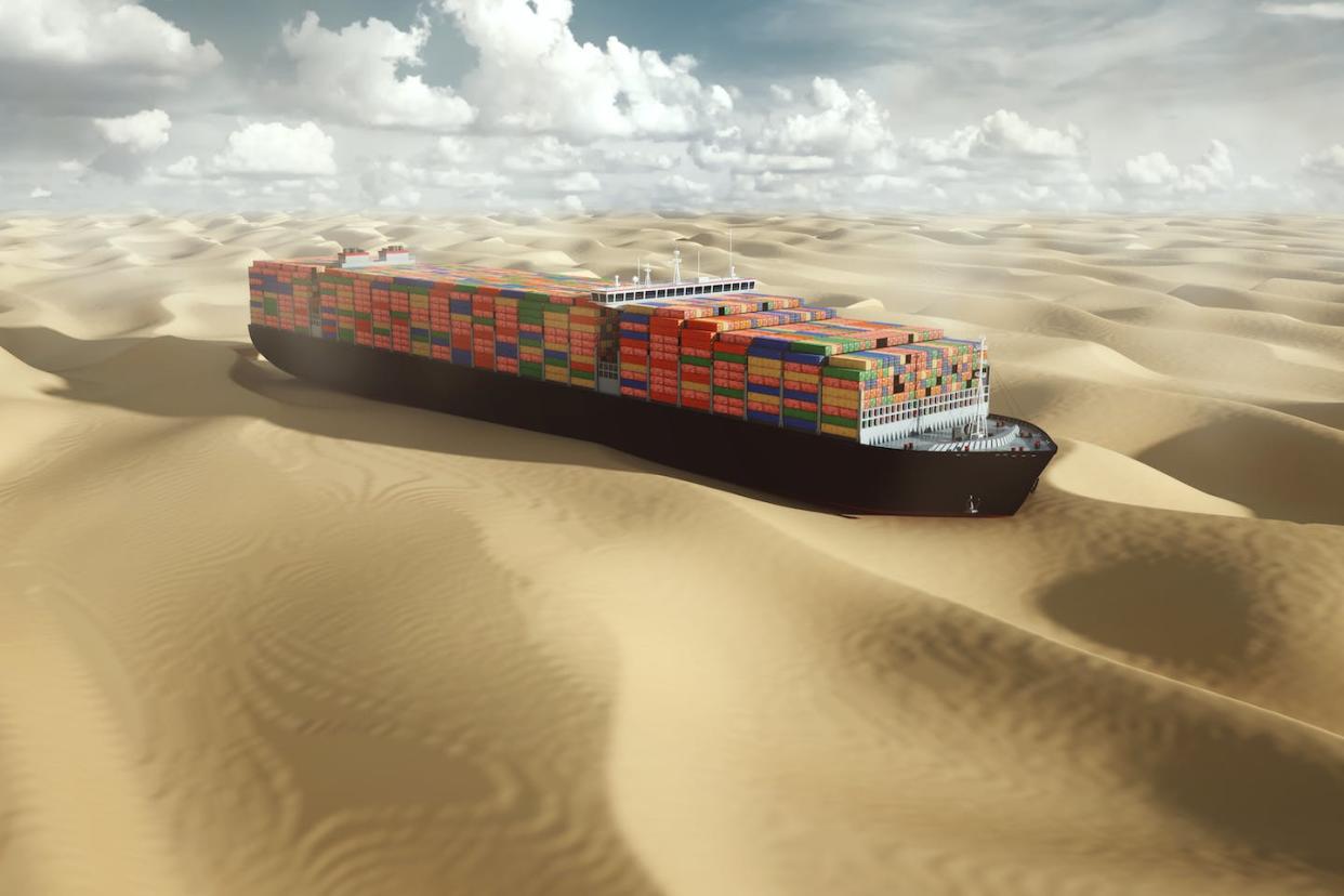 <a href="https://www.shutterstock.com/es/image-photo/container-tanker-desert-stuck-sands-international-2150143617" rel="nofollow noopener" target="_blank" data-ylk="slk:Shutterstock / Marko Aliaksandr;elm:context_link;itc:0;sec:content-canvas" class="link ">Shutterstock / Marko Aliaksandr</a>