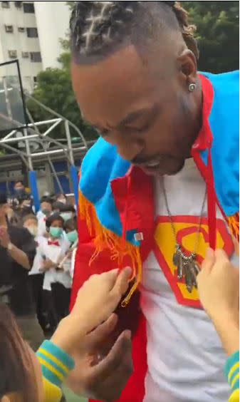 學校送上「超人裝」，霍華德當場就穿上。（圖／翻攝自dwighthoward IG）