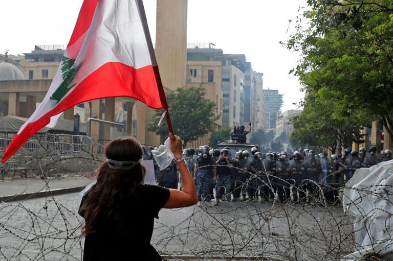 Une manifestante faire face à des forces de sécurité lors d'une manifestation à Beyrouth, le 8 août 2020 - ANWAR AMRO © 2019 AFP