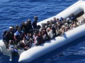 Flüchtlinge mit ihrem Schlauchboot in unmittelbarer Nähe des Frachtschiffes «OOC Cougar» auf dem Mittelmeer. Foto: Opielok Offshore Carriers/Archiv
