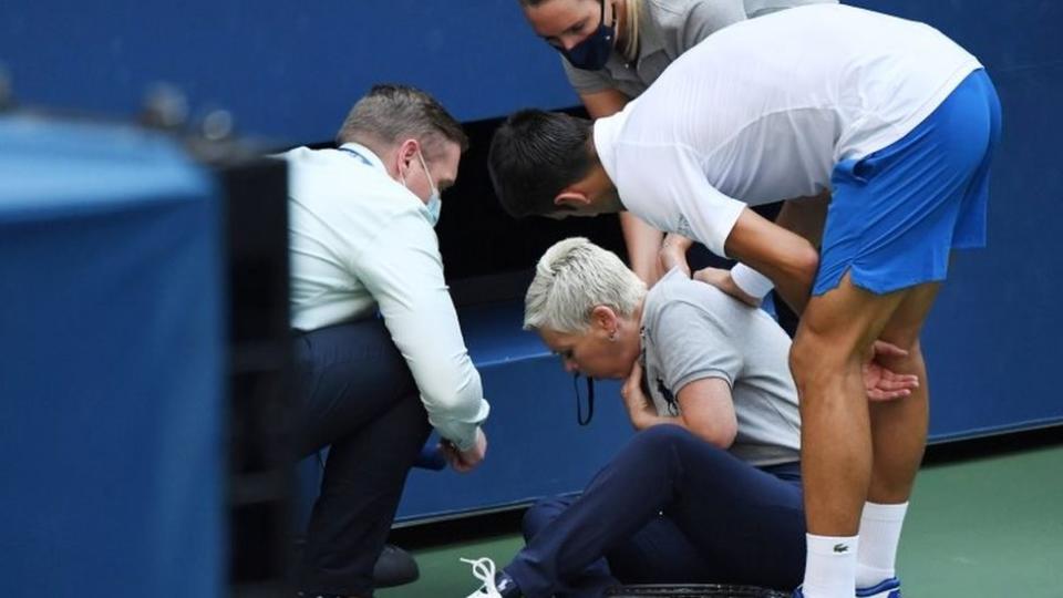 La jueza de línea en el suelo en el US Open tras recibir el impacto de una pelota lanzada por Djokovic.