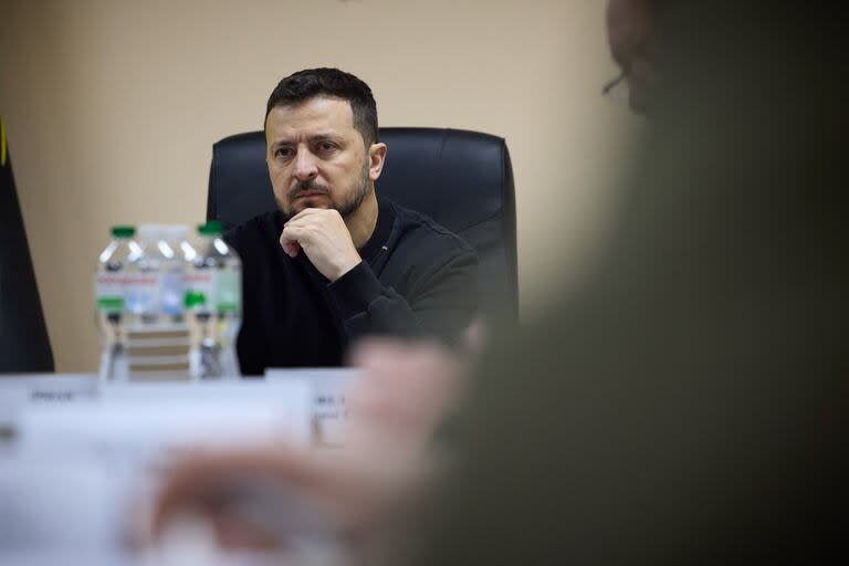 El presidente ucraniano, Volodimir Zelensky, visita las posiciones de primera línea en la región de Donetsk, en medio de la invasión rusa de Ucrania.