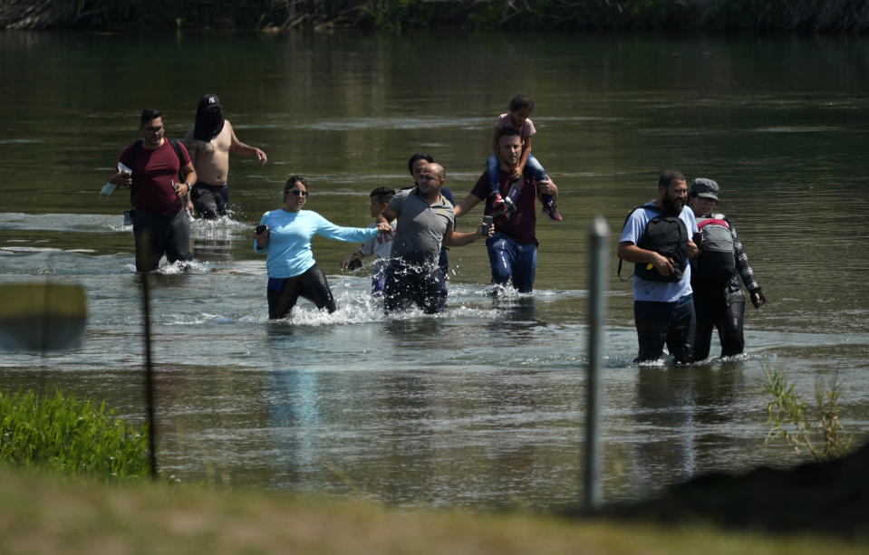 Un grupo de migrantes cruza el Río Bravo cerca de Del Río, Texas, el 16 de junio del 2021. (Foto AP/Eric Gay)