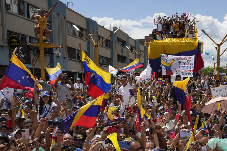 Partidarios del candidato presidencial opositor Edmundo González asisten a un mitin de campaña en Valencia, Venezuela, el sábado 13 de julio de 2024. (Foto AP/Ariana Cubillos)