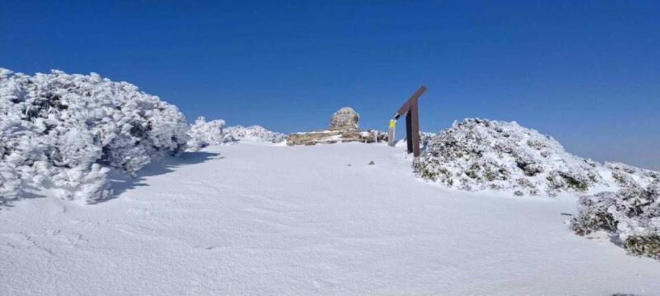 雪管處提醒3000公尺高山積雪深，山友登山要注意水源。（圖：雪管處提供）