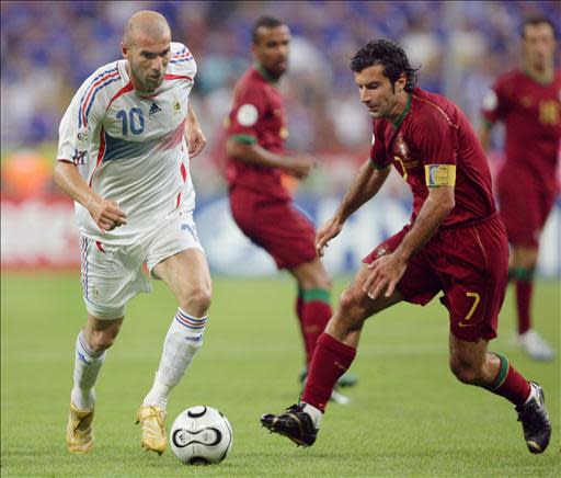 France's Zinedine Zidane(L) tries to dribble past Portuguese Luis Figo during the World Cup 2006 semi final football game Portugal vs. France, 05 July 2006 at Munich stadium. France defeated Portugal 1-0 and will play the final against Italy on July 09, 2006 in Berlin. AFP PHOTO / NICOLAS ASFOURI