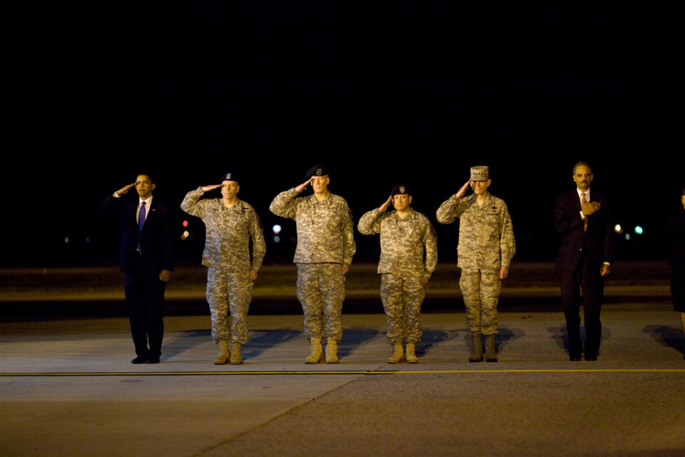 <p>29. Oktober 2009: Präsident Obama, Eric Holder und US-Offiziere besuchen eine Zeremonie auf der Dover Air Force Base in Dover, Delaware, anlässlich des "Dignified Transfers" (deutsch: würdevolle Überführung) von 18 Personen, die in Afghanistan ums Leben kamen. </p>