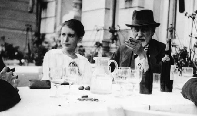 Anna Freud junto a su padre, Sigmund, durante su asistencia al Congreso Psicoanalítico Internacional de La Haya en 1920 (imagen vía Wikimedia commons)