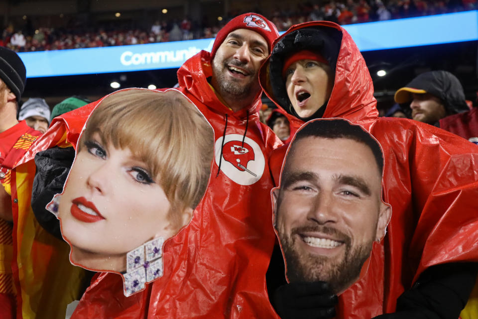 Aficionados de los Kansas City Chiefs sostienen recortes gigantes de Taylor Swift y Travis Kelce durante un partido de fútbol americano de la NFL entre los Philadelphia Eagles y los Kansas City Chiefs el 20 de noviembre de 2023 (Scott Winters/Icon Sportswire vía Getty)