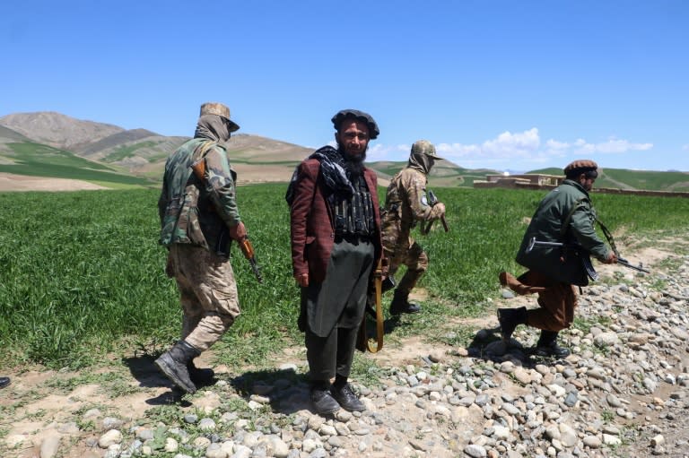 Des talibans le long d'un champ dans la province du Badakhshan, dans le nord-est de l'Afghanistan, le 6 mai 2024 (OMER ABRAR)