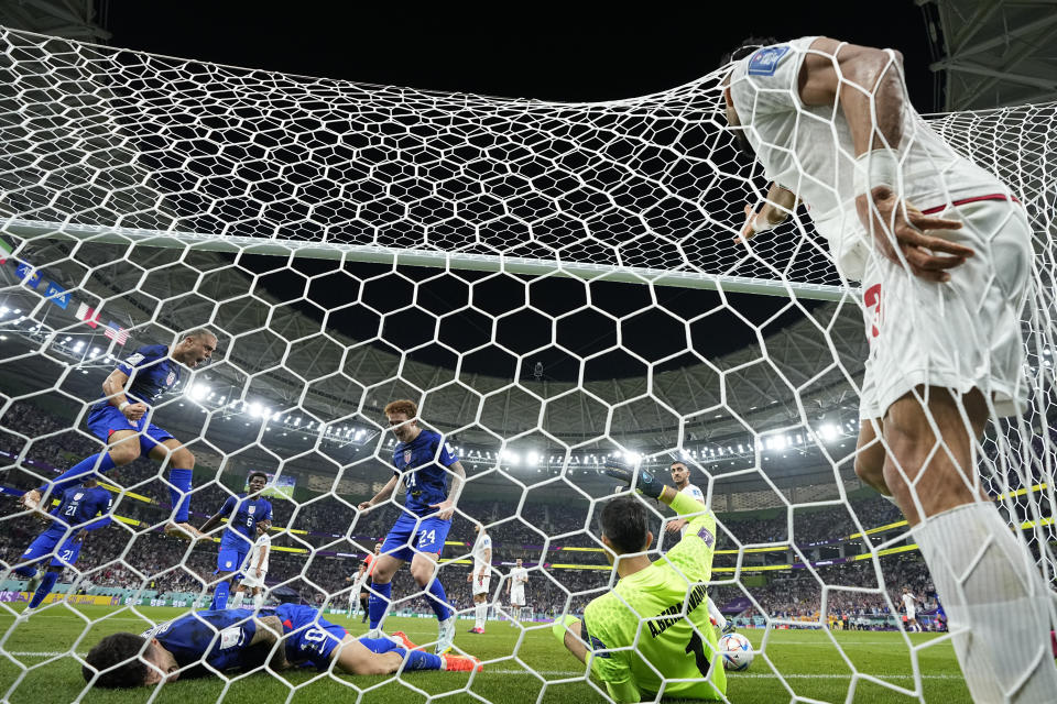 Christian Pulisic queda tendido tras anotar el primer gol de Estados Unidos ante Irán en el partido por el Grupo B del Mundial, el martes 29 de noviembre de 2022, en Doha, Qatar. (AP Foto/Manu Fernández)