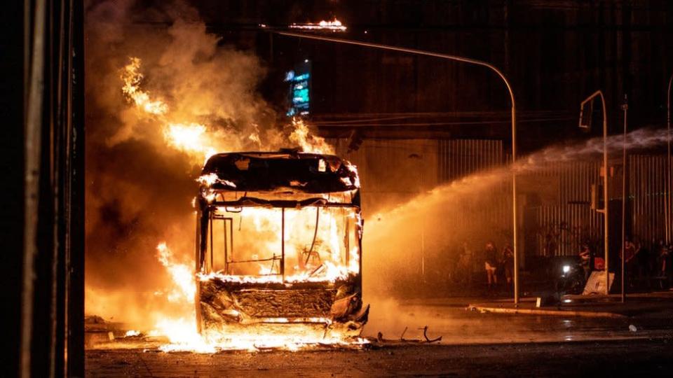 Un autobús en llamas en Chile durante el estallido social de fiinales de 2019