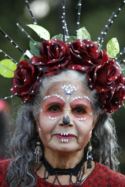 Maximina Zanabria posa para una foto antes del desfile del Día de Muertos en la Ciudad de México, el sábado 29 de octubre de 2022. (AP Foto/Ginnette Riquelme)