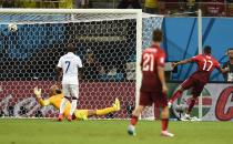 Portugal's Nani (R) scores a goal past Tim Howard of the U.S. during their 2014 World Cup Group G soccer match at the Amazonia arena in Manaus June 22, 2014. (REUTERS/Dylan Martinez)