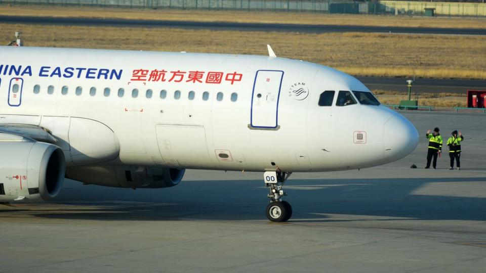 山東青島流亭國際機場上的一架東方航空客機（資料圖片）