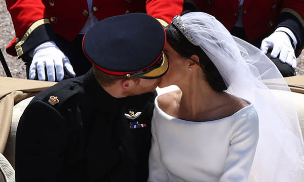 harry-meghan-kiss